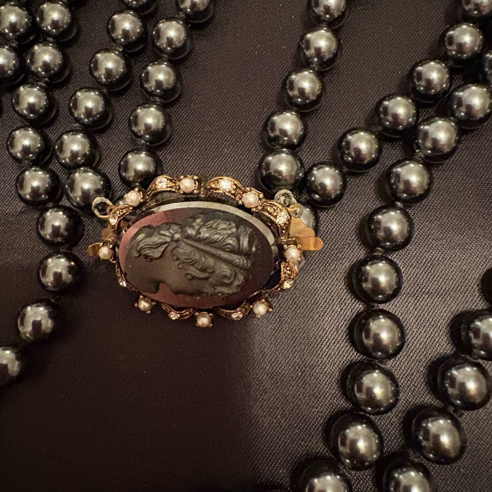 Black Pearl Vintage Cameo Clasp Necklace - Picture 5 of 7